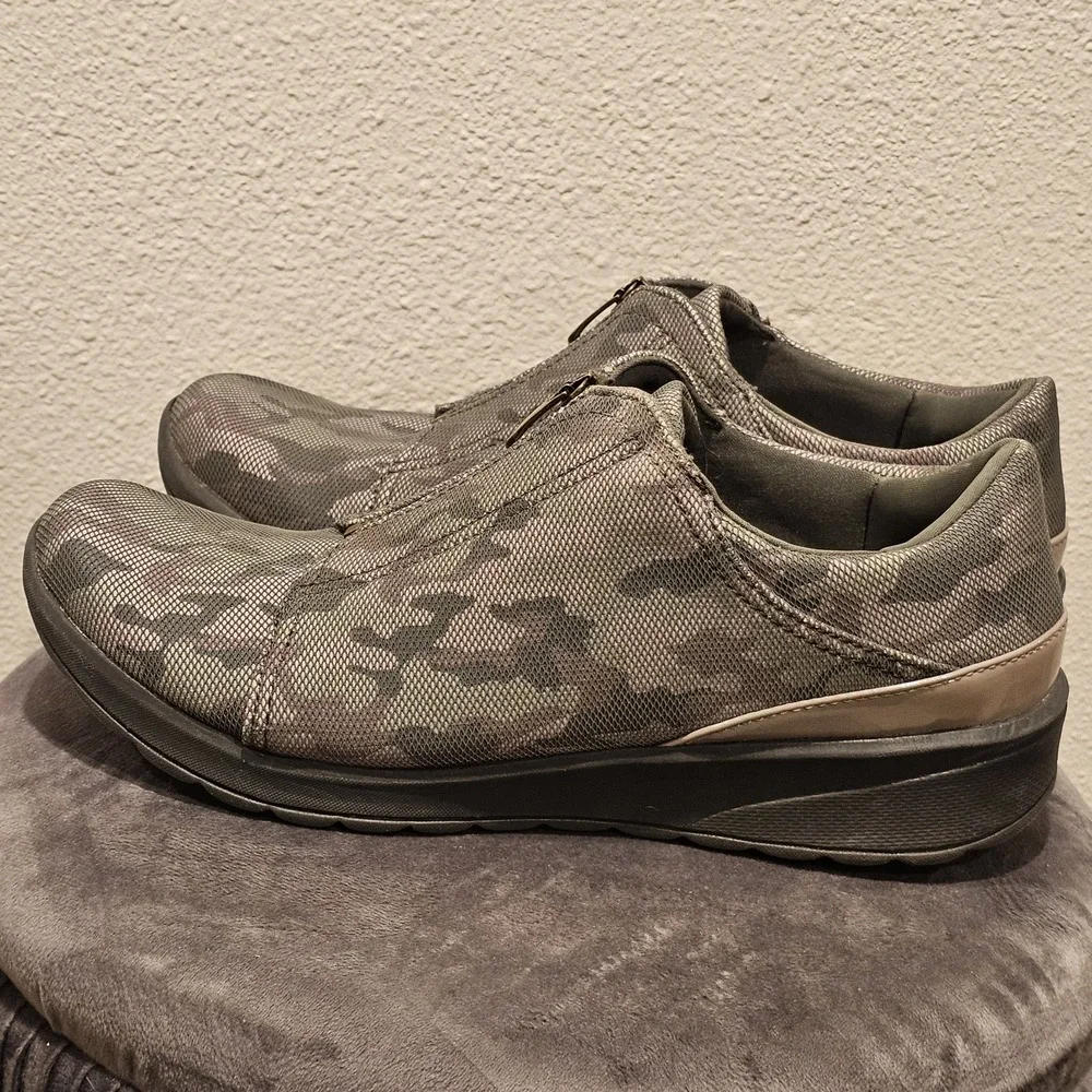 Bzees Womens 11M Glade Camo Slip On‎ Zipper Closure Sneakers Shoes